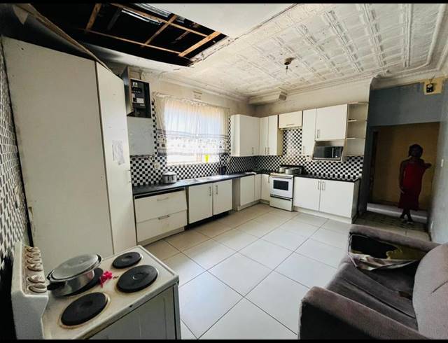 8 BEDROOM HOUSE FOR SALE IN BEZUIDENHOUT VALLEY